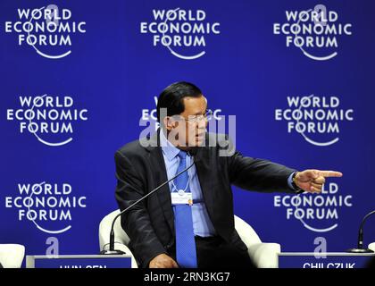 (150421) -- JAKARTA, le 21 avril 2015 -- le Premier ministre du Cambodge, Hun Sen, prononce un discours lors du Forum économique mondial sur l'Asie de l'est 2015 à Jakarta, Indonésie, le 21 avril 2015.) INDONÉSIE-JAKARTA-FORUM ÉCONOMIQUE MONDIAL SUR L'ASIE DE L'EST Zulkarnain PUBLICATIONxNOTxINxCHN Jakarta avril 21 2015 les premiers ministres du Cambodge HUN Sen prononce un discours lors du Forum économique mondial SUR l'Asie de l'est 2015 à Jakarta Indonésie avril 21 2015 Indonésie Jakarta Forum économique mondial SUR L'Asie de l'est PUBLICATIONxNOTxINxCHN Banque D'Images