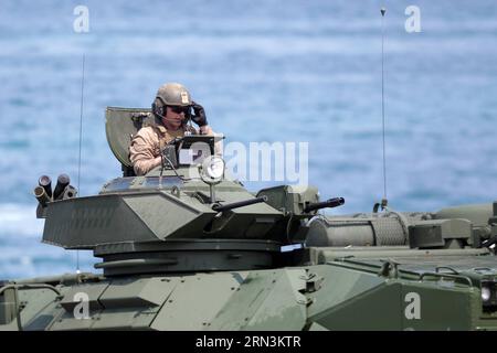 (150421) -- PROVINCE DE ZAMBALES, 21 avril 2015 -- Un soldat participe à l'entraînement aux assauts amphibies dans le cadre des exercices militaires États-Unis-Philippines au Commandement de l'éducation et de la formation navales de la marine philippine dans la province de Zambales, Philippines, le 21 avril 2015. Les exercices Shoulder to Shoulder (nom local : Balikatan) commencent dans cinq provinces des Philippines le 20 avril, impliquant 11 500 militaires philippins et américains. PHILIPPINES-PROVINCE DE ZAMBALES EXERCICES MILITAIRES RouellexUmali PUBLICATIONxNOTxINxCHN province de Zambales avril 21 2015 une partie soldat Banque D'Images