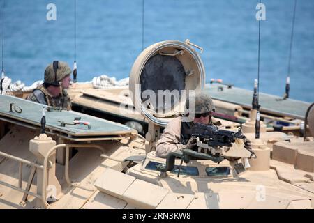 (150421) -- PROVINCE DE ZAMBALES, 21 avril 2015 -- des soldats participent à l'entraînement aux assauts amphibies dans le cadre des exercices militaires États-Unis-Philippines au Commandement de l'éducation et de la formation navales de la marine philippine dans la province de Zambales, Philippines, le 21 avril 2015. Les exercices Shoulder to Shoulder (nom local : Balikatan) commencent dans cinq provinces des Philippines le 20 avril, impliquant 11 500 militaires philippins et américains. PHILIPPINES-PROVINCE DE ZAMBALES-EXERCICES MILITAIRES RouellexUmali PUBLICATIONxNOTxINxCHN province de Zambales avril 21 2015 soldats partici Banque D'Images