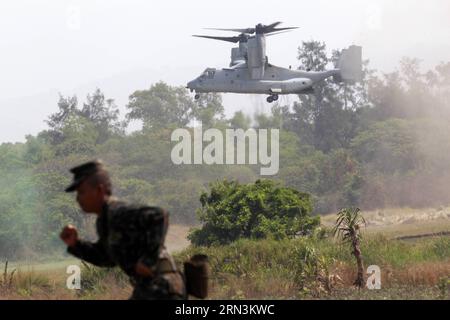 (150421) -- PROVINCE DE ZAMBALES, 21 avril 2015 -- Un soldat participe à l'entraînement aux assauts amphibies dans le cadre des exercices militaires États-Unis-Philippines au Commandement de l'éducation et de la formation navales de la marine philippine dans la province de Zambales, Philippines, le 21 avril 2015. Les exercices Shoulder to Shoulder (nom local : Balikatan) commencent dans cinq provinces des Philippines le 20 avril, impliquant 11 500 militaires philippins et américains. PHILIPPINES-PROVINCE DE ZAMBALES EXERCICES MILITAIRES RouellexUmali PUBLICATIONxNOTxINxCHN province de Zambales avril 21 2015 une partie soldat Banque D'Images