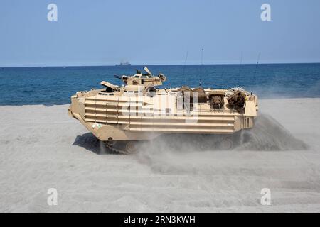 (150421) -- PROVINCE DE ZAMBALES, 21 avril 2015 -- Un char participe à la formation d'assaut amphibie dans le cadre des exercices militaires États-Unis-Philippines au commandement de l'éducation et de la formation navales de la marine philippine dans la province de Zambales, Philippines, le 21 avril 2015. Les exercices Shoulder to Shoulder (nom local : Balikatan) commencent dans cinq provinces des Philippines le 20 avril, impliquant 11 500 militaires philippins et américains. PHILIPPINES-PROVINCE DE ZAMBALES EXERCICES MILITAIRES RouellexUmali PUBLICATIONxNOTxINxCHN province de Zambales avril 21 2015 a Tank participer Banque D'Images