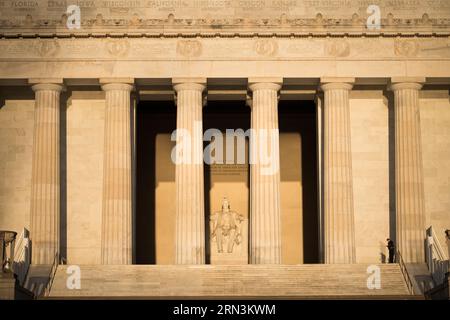 Lincoln Memorial Statue Sunrise Washington DC / WASHINGTON DC — la statue Lincoln Memorial, illuminée par la lumière dorée du lever du soleil pendant le solstice de printemps, jette une lumière chaude sur le monument historique. Cet événement solaire spécifique accentue les caractéristiques de l'hommage emblématique au 16e président de l'Amérique, soulignant le rôle d'Abraham Lincoln dans l'histoire de la nation. Banque D'Images