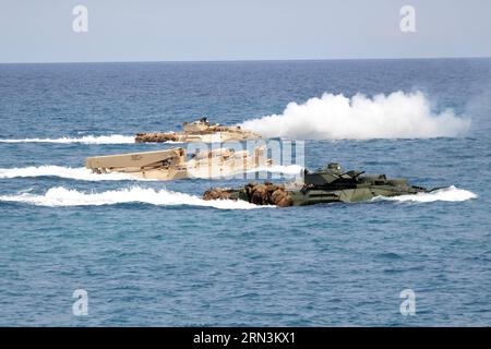 (150421) -- PROVINCE DE ZAMBALES, 21 avril 2015 -- des soldats des Marines des États-Unis et des Forces armées des Philippines (AFP) participent à la formation d'assaut amphibie dans le cadre des exercices militaires États-Unis-Philippines au Commandement de l'éducation et de la formation navales de la marine philippine dans la province de Zambales, aux Philippines, le 21 avril 2015. Les exercices Shoulder to Shoulder (nom local : Balikatan) commencent dans cinq provinces des Philippines le 20 avril, impliquant 11 500 militaires philippins et américains. PHILIPPINES-PROVINCE DE ZAMBALES-EXERCICES MILITAIRES ROUELLEXUMALI PUBLICATION Banque D'Images