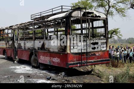 (150421) -- AMETHI, 21 avril 2015 -- des habitants se rassemblent près d'un autobus endommagé qui a pris feu dans la région de Peeparpur à Amethi, à 150 kilomètres de Lucknow, capitale de l'État de l'Uttar Pradesh, Inde, le 21 avril 2015. Au moins neuf personnes ont été brûlées à mort et six autres ont été blessées par brûlure après qu'un bus dans lequel elles voyageaient a pris feu dans l'État indien du nord de l'Uttar Pradesh mardi, a déclaré un haut responsable de la police. INDIA-AMETHI-BUS-FIRE Stringer PUBLICATIONxNOTxINxCHN avril 21 2015 les habitants se rassemblent près d'un autobus endommagé Thatcher a pris feu À la zone dans 150 kilomètres de UTT Banque D'Images