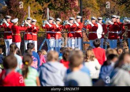 ARLINGTON va, États-Unis — les membres du corps de tambours et de bugle du commandant du corps des Marines se produisent pour des élèves enthousiastes dans une école primaire d'Arlington. Connus pour leur précision et leur excellence musicale, les commandants mènent souvent des activités de sensibilisation communautaire, initiant les jeunes esprits aux traditions et à la discipline du corps des Marines à travers la musique. Banque D'Images