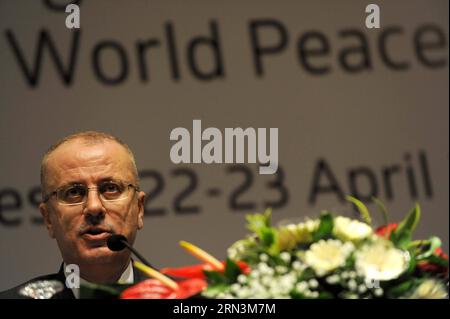 (150421) -- JAKARTA, le 21 avril 2015 -- le Premier ministre palestinien Rami Hamdallah prend la parole lors d'une conférence de presse à Jakarta, Indonésie, le 21 avril 2015. Mardi, Rami a appelé les pays asiatiques et africains à apporter un soutien matériel à la Palestine, ce qui est très important pour l'indépendance de la Palestine en tant qu'État. INDONÉSIE-JAKARTA-PALESTINE-PM-CONFÉRENCE DE PRESSE AGUNGXKUNCAHYAXB. PUBLICATIONxNOTxINxCHN Jakarta avril 21 2015 les premiers ministres PALESTINIENS Rami Hamdallah prennent la parole lors d'une conférence de presse à Jakarta Indonésie avril 21 2015 Rami a appelé mardi les pays asiatiques et africains à donner Banque D'Images