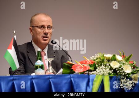 (150421) -- JAKARTA, le 21 avril 2015 -- le Premier ministre palestinien Rami Hamdallah (C) prend la parole lors d'une conférence de presse à Jakarta, Indonésie, le 21 avril 2015. Mardi, Rami a appelé les pays asiatiques et africains à apporter un soutien matériel à la Palestine, ce qui est très important pour l'indépendance de la Palestine en tant qu'État. INDONESIA-JAKARTA-PALESTINE-PM-PRESS CONFERENCE LiuxYun PUBLICATIONxNOTxINxCHN Jakarta avril 21 2015 les premiers ministres PALESTINIENS Rami Hamdallah C prennent la parole LORS D'une conférence de presse à Jakarta Indonésie avril 21 2015 Rami a appelé mardi les pays asiatiques et africains à donner à la Palestine M. Banque D'Images