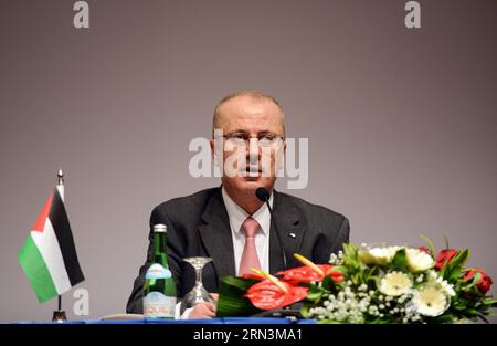 (150421) -- JAKARTA, le 21 avril 2015 -- le Premier ministre palestinien Rami Hamdallah (C) prend la parole lors d'une conférence de presse à Jakarta, Indonésie, le 21 avril 2015. Mardi, Rami a appelé les pays asiatiques et africains à apporter un soutien matériel à la Palestine, ce qui est très important pour l'indépendance de la Palestine en tant qu'État. INDONESIA-JAKARTA-PALESTINE-PM-PRESS CONFERENCE LiuxYun PUBLICATIONxNOTxINxCHN Jakarta avril 21 2015 les premiers ministres PALESTINIENS Rami Hamdallah C prennent la parole LORS D'une conférence de presse à Jakarta Indonésie avril 21 2015 Rami a appelé mardi les pays asiatiques et africains à donner à la Palestine M. Banque D'Images