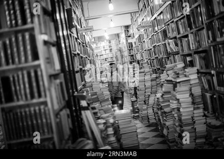 (150421) -- MEXICO, 21 avril 2015 -- une image prise le 20 avril 2015 montre un homme à la recherche de livres dans une librairie, dans le centre historique de Mexico, capitale du Mexique. Il existe plusieurs librairies spécialisées dans l'achat et la vente de livres anciens et usagés dans le centre-ville historique de Mexico. Connues sous le nom de librairies de main , les prix des livres dans les magasins varient selon le titre, l'antiquité ou la rareté de l'exemplaire. Choisie par l'UNESCO, le 23 avril, la Journée mondiale du livre et du droit d'auteur est commémorée avec l'objectif de promouvoir la culture, l'édition Banque D'Images