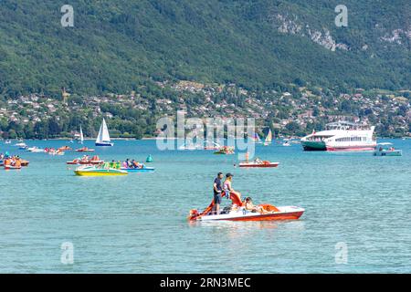 Bateau sur le lac d'Annecy, Annecy, haute-Savoie, Auvergne-Rhône-Alpes, France Banque D'Images