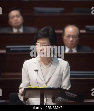 (150422) -- HONG KONG, 22 avril 2015 -- Carrie Lam Cheng Yuet-ngor, secrétaire en chef pour l'administration de la région administrative spéciale de Hong Kong (RASHK), annonce un ensemble de réformes constitutionnelles au Conseil législatif de Hong Kong, Chine méridionale, le 22 avril 2015. Le gouvernement de la RASHK a révélé un paquet de réformes constitutionnelles pour l'élection du prochain chef de l'exécutif par un homme, un vote au suffrage universel en 2017 mercredi. )(MCG) CHINE-HONG KONG-SUFFRAGE UNIVERSEL-CHEF DE L'EXÉCUTIF (CN) HexJingjia PUBLICATIONxNOTxINxCHN Hong Kong avril 22 2015 Carrie LAM Cheng Yuet Ngor Chef Banque D'Images