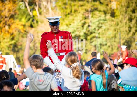 ARLINGTON va, États-Unis — les membres du corps de tambours et de bugle du commandant du corps des Marines se produisent pour des élèves enthousiastes dans une école primaire d'Arlington. Connus pour leur précision et leur excellence musicale, les commandants mènent souvent des activités de sensibilisation communautaire, initiant les jeunes esprits aux traditions et à la discipline du corps des Marines à travers la musique. Banque D'Images