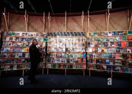 BOGOTA, le 21 avril 2015 -- Un visiteur voit des livres exposés dans le pavillon Macondo le premier jour de la 28e Foire internationale du livre de Bogota, à Bogota, en Colombie, le 21 avril 2015. Selon la presse locale, la foire présentait un pavillon spécial dédié à Macondo , la ville imaginaire créée par l'écrivain colombien Gabriel Garcia Marquez. La foire aura lieu du 21 avril au 4 mai. Jhon Paz)(zhf) COLOMBIA-BOGOTA-CULTURE-BOOK FAIR e Jhonpaz PUBLICATIONxNOTxINxCHN Bogota avril 21 2015 a Visitor Views Livres exposés dans le Pavillon Macondo LE premier jour de la 28e Bogota Inte Banque D'Images