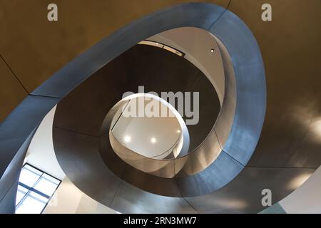 Regardant vers le haut à travers un escalier en colimaçon Banque D'Images