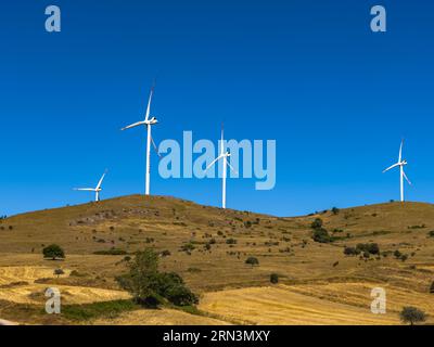 Vue aérienne des éoliennes et du champ agricole. Photo de haute qualité Banque D'Images