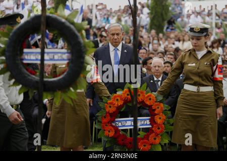 (150422) -- JÉRUSALEM, le 22 avril 2015 -- le Premier ministre israélien Benjamin Netanyahu (C) se tient lors d'une cérémonie du jour du souvenir au cimetière militaire du mont Herzl à Jérusalem, le 22 avril 2015. Israël a célébré mercredi le jour du souvenir pour commémorer ses soldats tombés au combat. POOL/) MIDEAST-JERUSALEM-ISRAEL-REMEMBRANCE DAY-FALLEN SOLDATS AmmarxAwad PUBLICATIONxNOTxINxCHN Jérusalem avril 22 2015 le Premier ministre israélien Benjamin Netanyahu C se tient debout lors d'une cérémonie du jour du souvenir AU cimetière militaire du Mont Herzl à Jérusalem LE 22 2015 avril Israël a célébré mercredi le jour du souvenir au commemor Banque D'Images