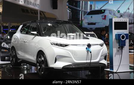 (150422) -- SHANGHAI, le 22 avril 2015 -- Une voiture hybride Ssang Yong est exposée au salon international de l'industrie automobile de Shanghai 2015 à Shanghai, en Chine, le 22 avril 2015. Au total, 1 343 véhicules complets ont été exposés, dont 103 véhicules nationaux et internationaux à énergie nouvelle et 47 concept-cars. (Zhs) CHINA-SHANGHAI-AUTO SHOW (CN) PeixXin PUBLICATIONxNOTxINxCHN Shanghai avril 22 2015 une voiture hybride Ssang Yong EST exposée À 2015 Shanghai International automobiles Industry Exhibition à Shanghai Chine avril 22 2015 un total de 1 343 VÉHICULES complets ont été exposés, dont 103 DO Banque D'Images