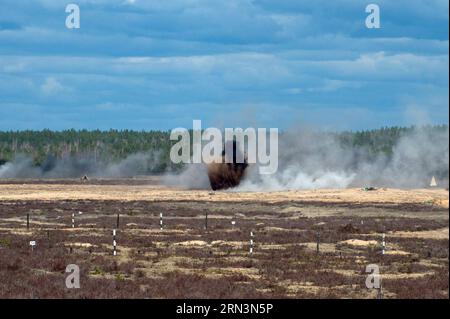 (150422) -- VILNIUS, 22 avril 2015 -- une photo prise le 22 avril 2015 montre une scène de l'exercice d'artillerie international Flaming Thunder 2015 à Pabrade, en Lituanie. L'exercice d'artillerie international Flaming Thunder 2015, d'une durée de deux semaines, a débuté le 13 avril, attirant la Lituanie, les États-Unis, le Portugal et la Pologne. LITUANIE-PABRADE-EXERCICE D'ARTILLERIE AlfredasxPliadis PUBLICATIONxNOTxINxCHN Vilnius avril 22 2015 la photo prise LE 22 2015 avril montre une scène du tonnerre de feu 2015 exercice d'artillerie international en Lituanie le tonnerre de feu de feu de feu de feu 2015 Dri international d'artillerie de deux semaines Banque D'Images