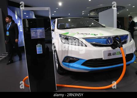 (150422) -- SHANGHAI, 22 avril 2015 -- Chang de Chine une voiture électrique est exposée au salon international de l'industrie automobile de Shanghai 2015 à Shanghai, Chine, le 22 avril 2015. Au total, 1 343 véhicules complets ont été exposés, dont 103 véhicules nationaux et internationaux à énergie nouvelle et 47 concept-cars. (Zhs) CHINA-SHANGHAI-AUTO SHOW (CN) PeixXin PUBLICATIONxNOTxINxCHN Shanghai avril 22 2015 China S Chang à la voiture électrique EST exposé À 2015 Shanghai International automobiles Industry Exhibition à Shanghai Chine avril 22 2015 un total de 1 343 VÉHICULES complets ont été exposés incl Banque D'Images