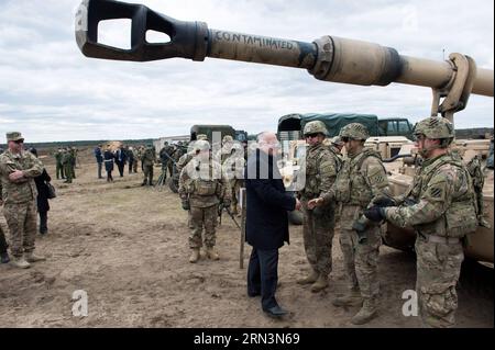 (150422) -- VILNIUS, 22 avril 2015 -- le ministre lituanien de la Défense Juozas Olekas (4e R) s'entretient avec des soldats participant à l'exercice international d'artillerie Flaming Thunder 2015 à Pabrade, Lituanie, le 22 avril 2015. L'exercice d'artillerie international Flaming Thunder 2015, d'une durée de deux semaines, a débuté le 13 avril, attirant la Lituanie, les États-Unis, le Portugal et la Pologne. LITUANIE-PABRADE-EXERCICE D'ARTILLERIE AlfredasxPliadis PUBLICATIONxNOTxINxCHN Vilnius avril 22 2015 les ministres lituaniens de la Défense Juozas Olekas 4th r discutent avec des soldats participant à l'internationale Flaming Thunder 2015 Banque D'Images