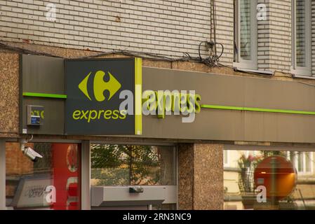 Le logo de Carrefour Express, une chaîne française de dépanneurs. Ici à Bruxelles, Belgique. Banque D'Images