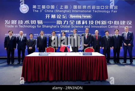 (150423) -- SHANGHAI, le 23 avril 2015 -- WAN Gang, ministre chinois des Sciences et de la technologie, président de l'Association pour les relations à travers le détroit de Taiwan Chen Deming, maire de la municipalité de Shanghai Yang Xiong, vice-maire de la municipalité de Shanghai Zhou Bo, vice-président de l'agence de presse Xinhua Shen Haixiong, le directeur adjoint de l Office d État de la propriété intellectuelle de la Chine, HE Zhimin, et des représentants de l invité d honneur de la République tchèque assistent à la cérémonie d ouverture de la 3e Foire internationale de la technologie de la Chine (Shanghai) à Shanghai, dans l est de la Chine, le 23 avril 2015. La technologie de trois jours fa Banque D'Images