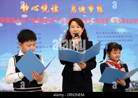 (150423) -- NANNING, 23 avril 2015 -- la directrice Wang Jin et deux élèves racontent une histoire à l'école primaire Binhulu à Nanning, capitale de la région autonome de Guangxi Zhuang, dans le sud-ouest de la Chine, le 23 avril 2015, Journée mondiale du livre et du droit d'auteur.) (lfj) CHINA-BOOK DAY (CN) ZhouxHua PUBLICATIONxNOTxINxCHN Nanning avril 23 2015 la maîtresse Wang Jin et deux élèves racontent une histoire À L'école primaire Binhulu à Nanning capitale du sud-ouest de la Chine S Guangxi Zhuang région autonome avril 23 2015 la Journée mondiale du livre et du droit d'auteur Journée du livre en Chine CN PUBLICATIONxNOTxINxCHN Banque D'Images