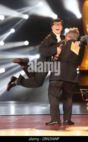 (150423) -- PÉKIN, le 23 avril 2015 -- l'acteur Jackie Chan (L) embrasse le réalisateur français Luc Besson lors de la cérémonie de remise du Prix Tiantan du cinquième Festival International du film de Pékin (BJIFF) à Pékin, capitale de la Chine, le 23 avril 2015.) (mp) CHINA-BEIJING-FILM FESTIVAL-TIANTAN AWARD (CN) ChenxJianli PUBLICATIONxNOTxINxCHN Banque D'Images