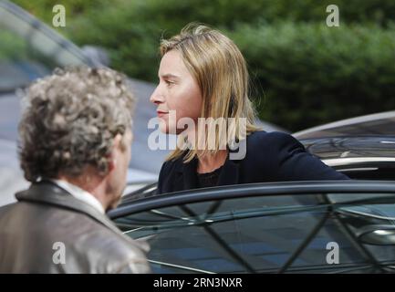 (15423) -- BRUXELLES, le 23 avril 2015 -- la haute représentante de l'Union européenne pour les affaires étrangères, Federica Mogherini, arrive au sommet extraordinaire de l'Union européenne (UE) pour discuter de la manière de faire face aux pressions migratoires en Méditerranée au siège de l'UE à Bruxelles, en Belgique, le 23 avril 2015. Seuls 28 migrants sur 700 semblent avoir survécu de loin après que leur bateau ait chaviré à quelque 120 miles au sud de Lampedusa, en Italie, samedi soir. ZHOU LEI) BELGIQUE-UE-SOMMET EXTRAORDINAIRE-TRAGÉDIE DES MIGRANTS ?? PUBLICATIONxNOTxINxCHN Bruxelles avril 23 2015 Haut Représentant de l'Union européenne pour Forei Banque D'Images