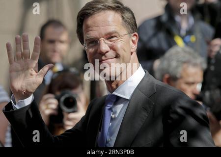 (15423) -- BRUXELLES, le 23 avril 2015 -- le Premier ministre néerlandais Mark Rutte arrive au sommet extraordinaire de l'Union européenne (UE) pour discuter de la manière de faire face aux pressions migratoires en Méditerranée au siège de l'UE à Bruxelles, en Belgique, le 23 avril 2015. Seuls 28 migrants sur 700 semblent avoir survécu de loin après que leur bateau ait chaviré à quelque 120 miles au sud de Lampedusa, en Italie, samedi soir. ZHOU LEI) BELGIQUE-UE-SOMMET EXTRAORDINAIRE-TRAGÉDIE DES MIGRANTS ?? PUBLICATIONxNOTxINxCHN Bruxelles avril 23 2015 le Premier ministre néerlandais Mark Rutte arrive au sommet extraordinaire de l'Union européenne Banque D'Images