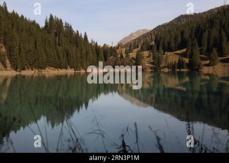 Beau lac à Arosa, Suisse Banque D'Images