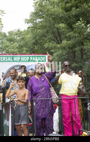 Célébrant le 50e anniversaire du Hip Hop en 2023, le défilé annuel Hip Hop pour la justice sociale se déroule dans le quartier Bedford Stuyvesant de Brooklyn, New York. Banque D'Images