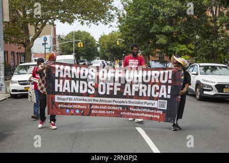 Célébrant le 50e anniversaire du Hip Hop en 2023, le défilé annuel Hip Hop pour la justice sociale se déroule dans le quartier Bedford Stuyvesant de Brooklyn, New York. Banque D'Images