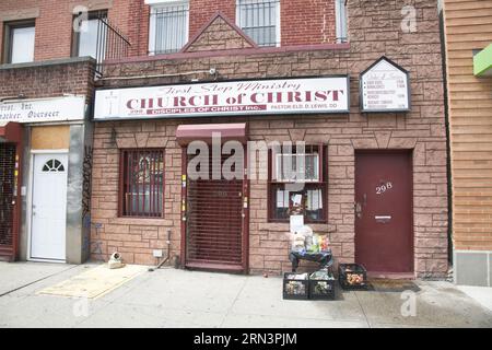 L'une des nombreuses petites églises chrétiennes évangéliques du quartier de Bedford Stuyvesant à Brooklyn, New York. Banque D'Images