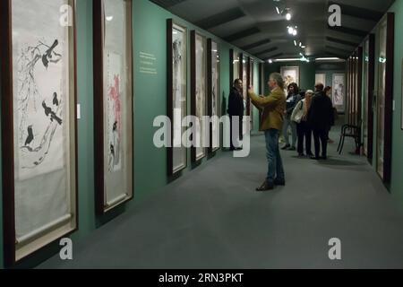 BUDAPEST, le 23 avril 2015 -- les visiteurs voient des peintures à l'exposition de l'artiste chinois Qi Baishi à la Galerie nationale hongroise à Budapest, Hongrie, le 23 avril 2015. Une exposition des œuvres de Qi Baishi, l un des peintres chinois les plus remarquables du 20e siècle, a été inaugurée jeudi à la Galerie nationale hongroise de Budapest. )(zhf) HUNGARY-BUDAPEST-CHINA-EXHIBITION-QI BAISHI AttilaxVolgyi PUBLICATIONxNOTxINxCHN Budapest avril 23 2015 visiteurs Voir les peintures À l'exposition de l'artiste chinois Qi Baishi À la Galerie nationale hongroise à Budapest Hongrie DU 23 2015 avril à E Banque D'Images