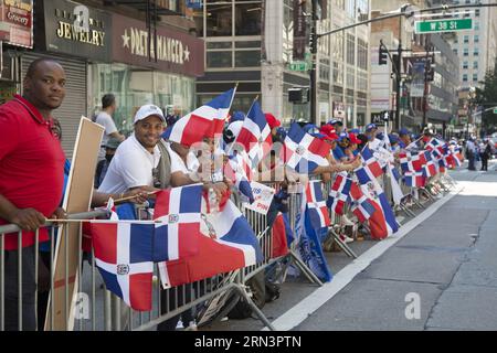 Les Américains dominicains célèbrent lors de la 41e édition annuelle du Dominican Day Parade sur la 6e Avenue à New York en 2023. Banque D'Images