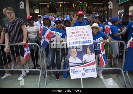 Les Américains dominicains célèbrent lors de la 41e édition annuelle du Dominican Day Parade sur la 6e Avenue à New York en 2023. Banque D'Images