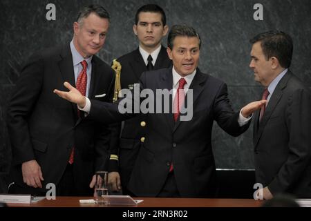 (150424) -- MEXICO, le 24 avril 2015 -- le président mexicain Enrique Pena Nieto (C) réagit avant la cérémonie d'annonce de l'investissement dans la nouvelle usine de la société Goodyear, dans la résidence officielle de Los Pinos, à Mexico, capitale du Mexique, le 24 avril 2015. Pedro Mera) (vf) MEXICO-MEXICO CITY-POLITICS-PENA NIETO e PedroxMera PUBLICATIONxNOTxINxCHN Mexico avril 24 2015 le président MEXICAIN Enrique Pena Nieto C réagit avant la cérémonie d'ANNONCE DE l'investissement dans la nouvelle usine de la société Goodyear dans la résidence officielle de Los Pinos dans la capitale de Mexico Banque D'Images