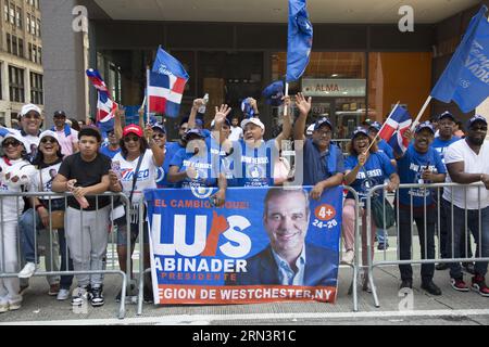 Les Américains dominicains célèbrent lors de la 41e édition annuelle du Dominican Day Parade sur la 6e Avenue à New York en 2023. Banque D'Images