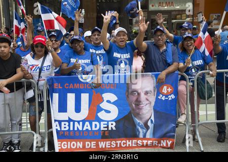 Les Américains dominicains célèbrent lors de la 41e édition annuelle du Dominican Day Parade sur la 6e Avenue à New York en 2023. Banque D'Images