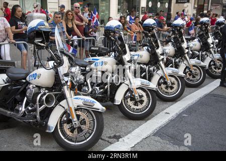 Les flics de moto en service pour accompagner la 41e édition annuelle du Dominican Day Parade sur la 6e Avenue à New York. Banque D'Images