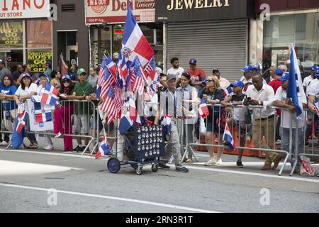 Les Américains dominicains célèbrent lors de la 41e édition annuelle du Dominican Day Parade sur la 6e Avenue à New York en 2023. Banque D'Images