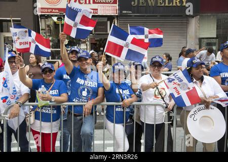 Les Américains dominicains célèbrent lors de la 41e édition annuelle du Dominican Day Parade sur la 6e Avenue à New York en 2023. Banque D'Images