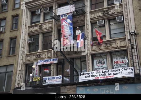 Les Américains dominicains célèbrent lors de la 41e édition annuelle du Dominican Day Parade sur la 6e Avenue à New York en 2023. Banque D'Images