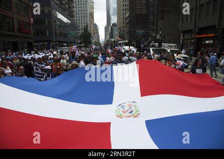 Les Américains dominicains célèbrent lors de la 41e édition annuelle du Dominican Day Parade sur la 6e Avenue à New York en 2023. Banque D'Images