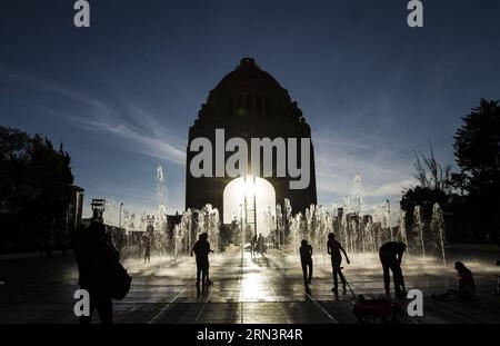 (150424) -- MEXICO, le 24 avril 2015 -- des résidents jouent à une fontaine sur l'esplanade du Monument à la Révolution, à Mexico, capitale du Mexique, le 24 avril 2015. Isaias Hernandez/) (da) MEXIQUE-MEXIQUE VILLE-ENVIRONNEMENT-CLIMAT Notimex PUBLICATIONxNOTxINxCHN Mexico avril 24 2015 résidents jouer À une fontaine sur l'esplanade du Monument à la Révolution à Mexico capitale du Mexique LE 24 2015 avril Isaias Hernandez Mexico Mexico Mexico Mexico CLIMAT environnemental PUBLICATIONxNOTxINxCHN Banque D'Images