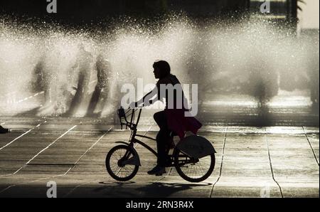 (150424) -- MEXICO, le 24 avril 2015 -- Une femme monte à vélo devant une fontaine sur l'esplanade du Monument à la Révolution, à Mexico, capitale du Mexique, le 24 avril 2015. Isaias Hernandez/) (da) MEXICO-MEXICO VILLE-ENVIRONNEMENT-CLIMAT Notimex PUBLICATIONxNOTxINxCHN Mexico avril 24 2015 une femme monte un vélo devant une fontaine sur l'esplanade du Monument à la Révolution à Mexico capitale du Mexique LE 24 2015 avril Isaias Hernandez Mexico Mexico Mexico Mexico City Environnement CLIMAT PUBLICATIONxNOTxINxCHN Banque D'Images