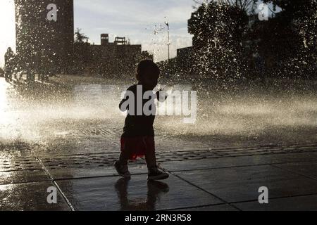 (150424) -- MEXICO, le 24 avril 2015 -- Un enfant joue à une fontaine sur l'esplanade du Monument à la Révolution, à Mexico, capitale du Mexique, le 24 avril 2015. Isaias Hernandez/) (da) MEXICO-MEXICO CITY-ENVIRONMENT-CLIMATE Notimex PUBLICATIONxNOTxINxCHN Mexico 24 2015 avril un enfant JOUE À une fontaine dans l'esplanade du Monument à la Révolution à Mexico City capitale du Mexique LE 24 2015 avril Isaias Hernandez Mexico Mexico Mexico City Environment CLIMATE PUBLICATIONxNOTxINxCHN Banque D'Images