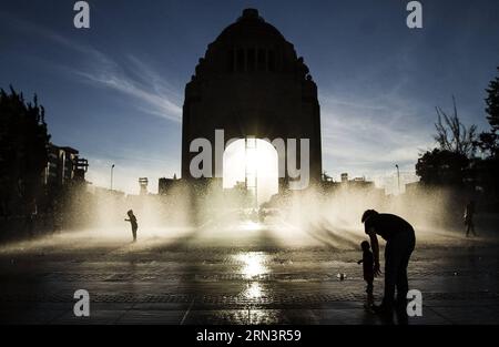 (150424) -- MEXICO, le 24 avril 2015 -- des enfants jouent à une fontaine sur l'esplanade du Monument à la Révolution, à Mexico, capitale du Mexique, le 24 avril 2015. Isaias Hernandez/) (da) MEXIQUE-MEXIQUE VILLE-ENVIRONNEMENT-CLIMAT Notimex PUBLICATIONxNOTxINxCHN Mexico avril 24 2015 enfants jouent À une fontaine sur l'esplanade du Monument à la Révolution à Mexico capitale du Mexique LE 24 2015 avril Isaias Hernandez Mexico Mexico Mexico City Environnement CLIMAT PUBLICATIONxNOTxINxCHN Banque D'Images