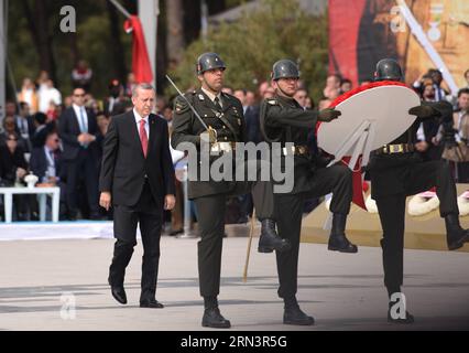 (150424) -- CANAKKALE, le 24 avril 2015 -- le président turc Recep Tayyip Erdogan (1e L) présente un bouquet lors d'une cérémonie marquant la bataille historique de Gallipoli à Canakkale, Turquie, le 24 avril 2015. Le président turc Recep Tayyip Erdogan et le prince de Galles britannique Charles Friday se sont joints à plus de 18 000 personnes pour marquer le 100e anniversaire de la bataille de Gallipoli. TURQUIE-CANAKKALE-100E ANNIVERSAIRE DE LA BATAILLE DE GALLIPOLI HexCanling PUBLICATIONxNOTxINxCHN Canakkale avril 24 2015 le président turc Recep Tayyip Erdogan 1st l présente un bouquet lors d'une cérémonie marquant le combat historique de Gallipoli Banque D'Images